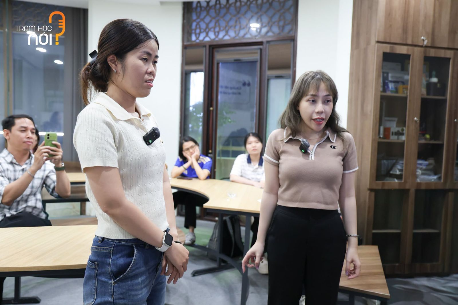 Học viên luyện nói trước lớp