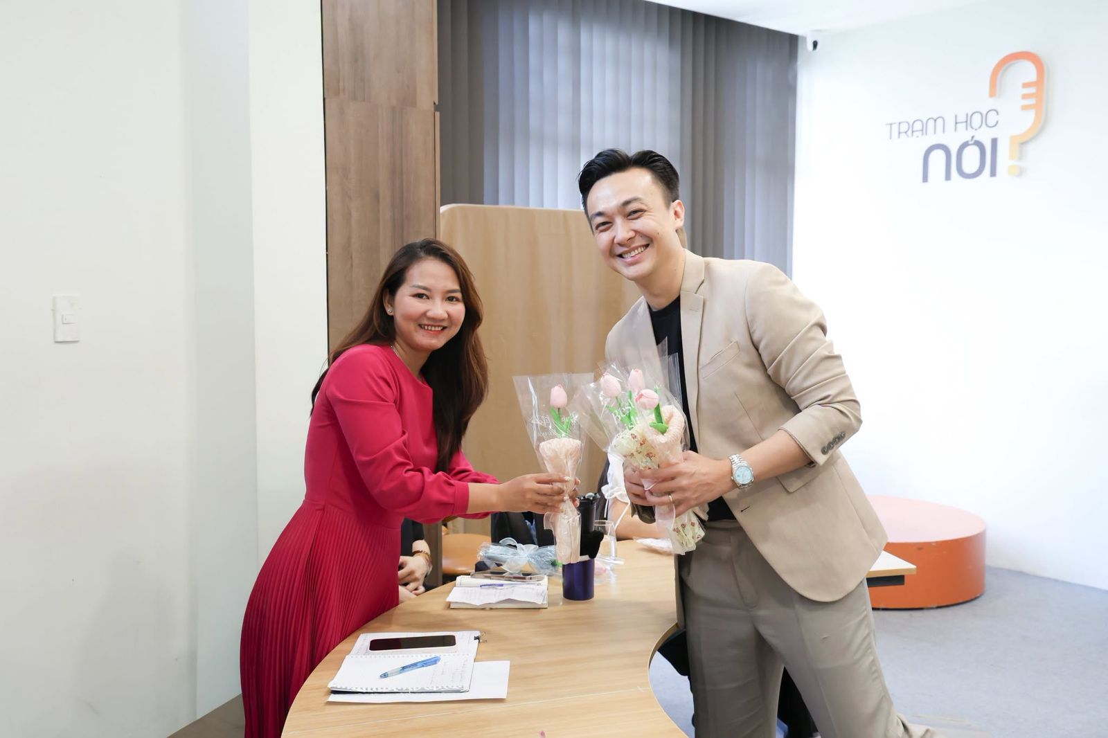 Trạm trưởng tặng hoa học viên tốt nghiệp