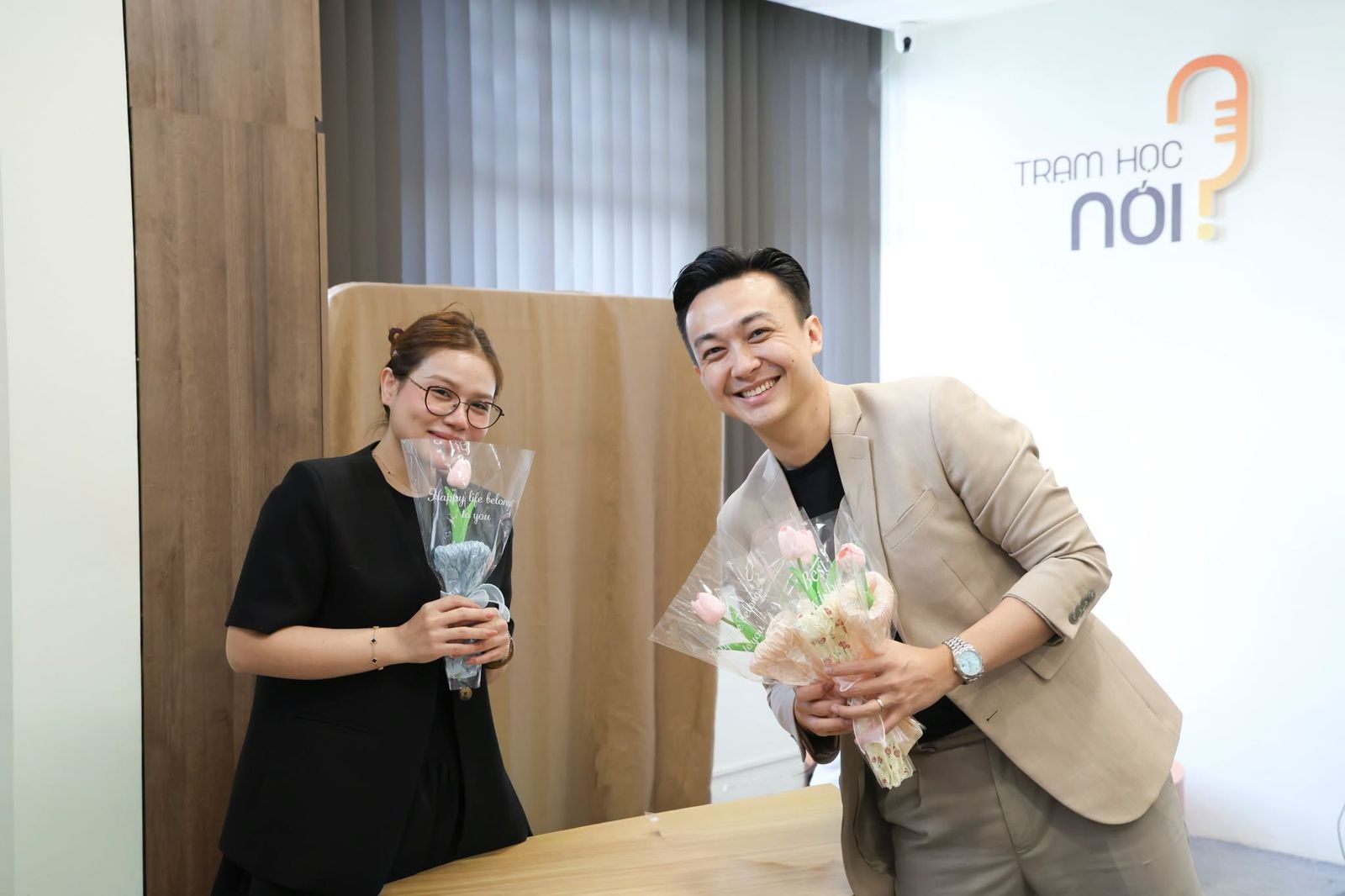Học viên nhận hoa ngày kết khóa