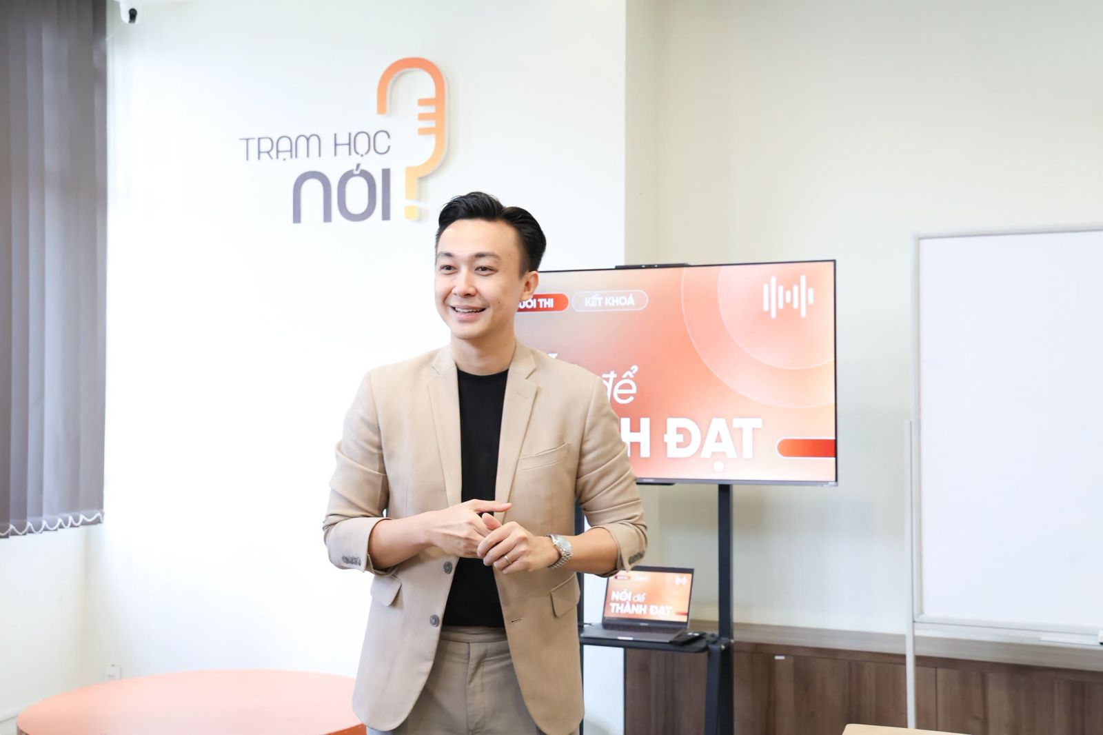 Trạm trưởng Phan Tô Ny đứng lớp tại Trạm học NÓI